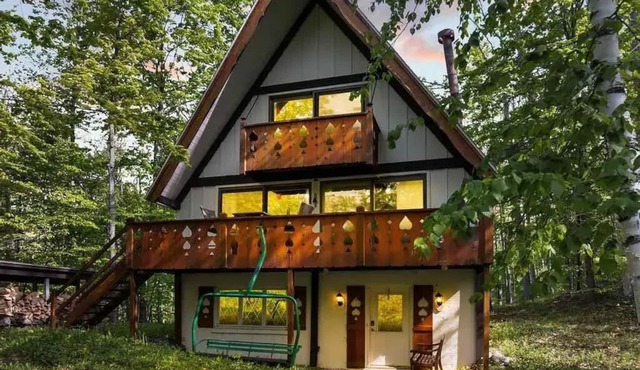 3-bedroom chalet plus XL loft & hot tub,next to NubsNob, sleeps 12