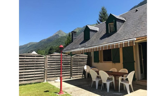 3 bedroom chalet with fireplace and enclosed garden