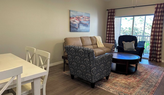 3-bedroom charming condo in fabulous Fort Myers with pool - close to beach!