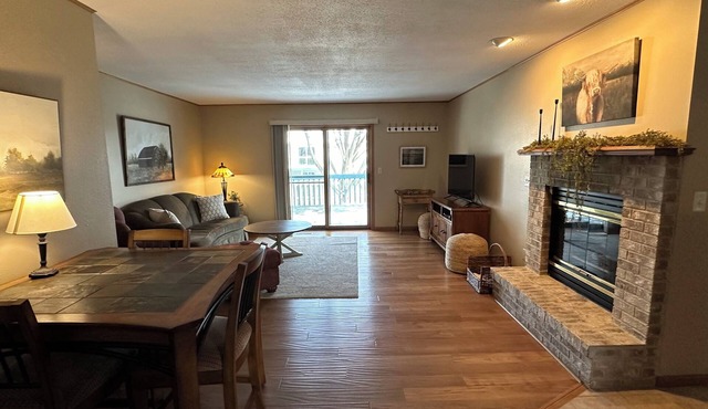 3-bedroom charming Condo in Onalaska with private driveway