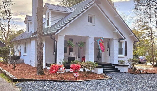 (3) Bedroom Charming, Cozy Little Hideaway with a Unique Feel! Sleeps 6
