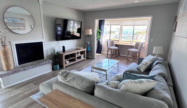 3-bedroom condo in Indian rocks beach , 10 minute walk to beach.