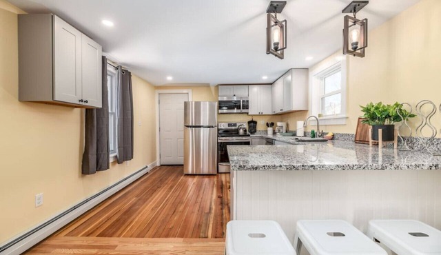 3-Bedroom Coastal Haven: 3 Blocks from the Beach
