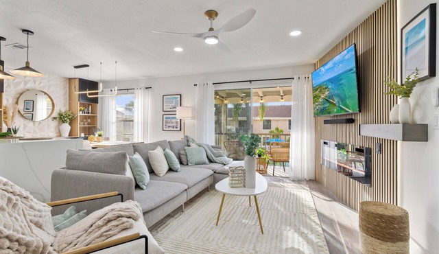 3-bedroom condo close to beaches with WiFi, pool and fitness room in Bradenton