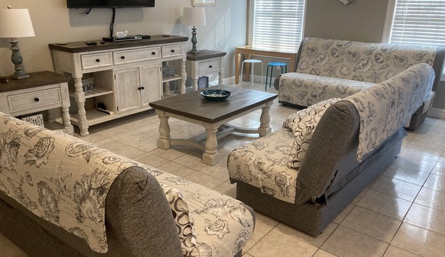 3 BEDROOM CONDO - HEATED POOL - 1.5 BLOCKS TO BEACH & BOARDWALK