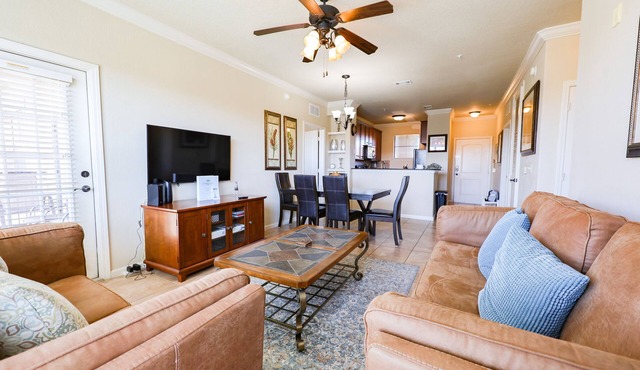 3-bedroom condo in beautiful Davenport, close to Disney/2 pools, fitness room