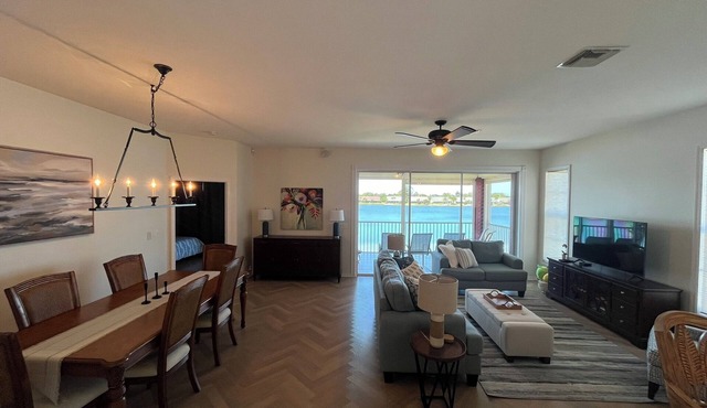3-bedroom condo in beautiful Naples with a phenomenal lake view