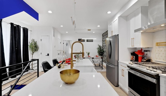 3-bedroom condo in charming Washington with AC, WiFi. Relax and enjoy