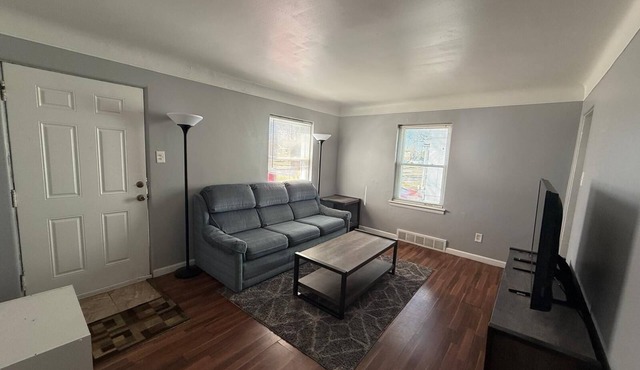 3-bedroom condo in charming Oak Park with WiFi, AC, laundry, garage and basement