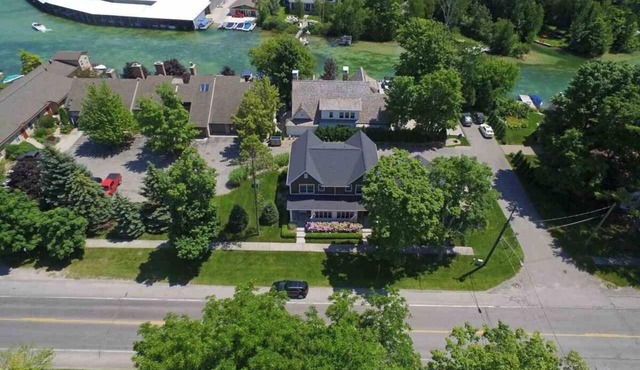 3-bedroom condo in delightful Leland with Dock Access!