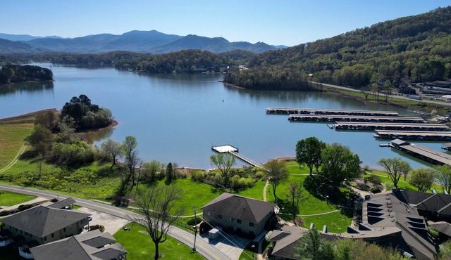 3-bedroom condo in perfect Young Harris/Hiawassee with Lakefront view.