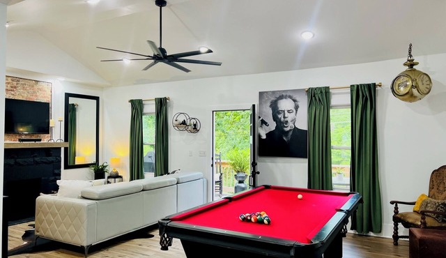 3-bedroom cottage 6.4 miles to Downtown Chatt pool table fire sleeps 6