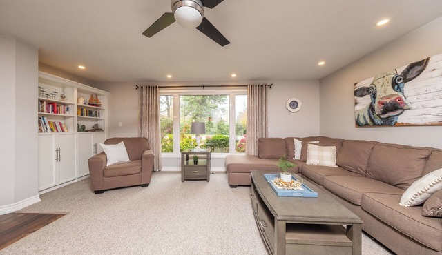 3 BEDROOM COTTAGE- 6 minute walk to Lake Huron Sandy beach. Sunsets, campfires