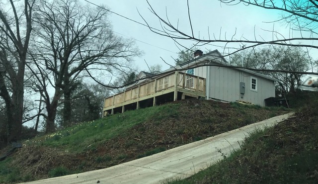 3-bedroom cottage a mile to downtown Rome Ga.Large deck to enjoy the evening in.
