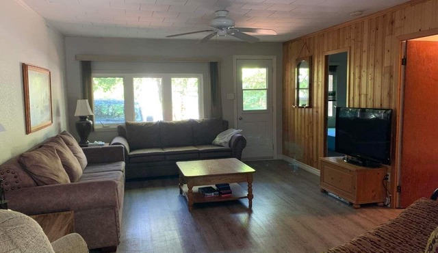 3 Bedroom cottage in the Heart of Sauble Beach