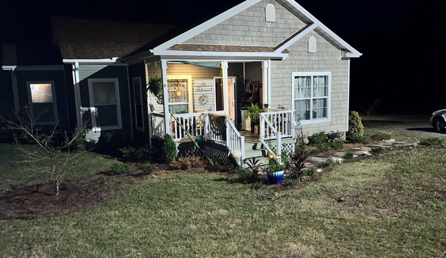 3 bedroom cottage home nestled in 9 acres. Minutes from 27 golf courses & PGA.