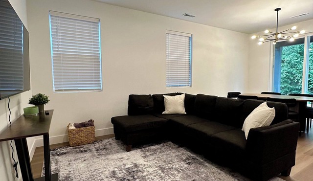 3-bedroom Cottage in fabulous Vancouver with cool AC breeze