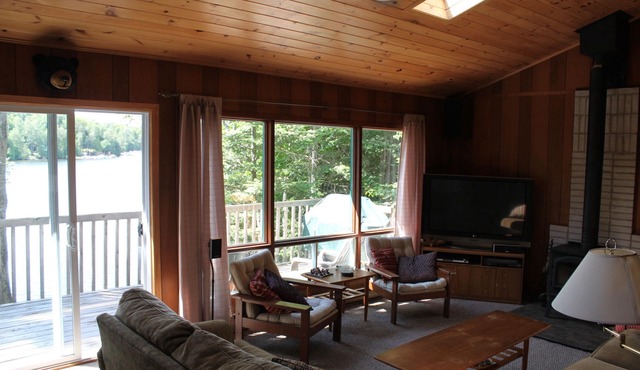 3 Bedroom Cottage Lakeside Hideaway Great for one or two families!