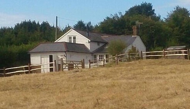 3 bedroom cottage. Lovely walks. Cozy woodburning fire