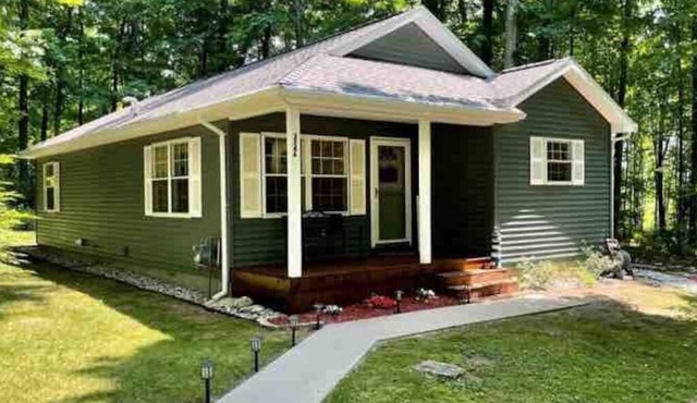 3- Bedroom cottage near Pleasant Lake in Cadillac