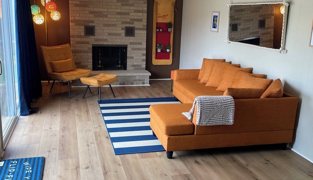 3-bedroom cottage on beautiful Big Pine Island Lake. Sandy beach, huge deck.