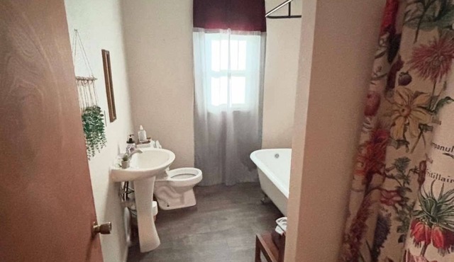 3-Bedroom Cottage, Peaceful setting, Close to Parks, 2 min. from Bell Theatre