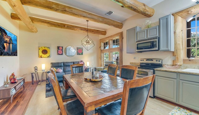 3 bedroom cottage, peaceful and private, with pool, fitness, flowers and nature