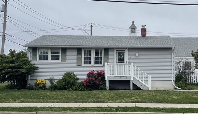 3 bedroom Cottage w/Tiki Bar, great location in Ship Bottom