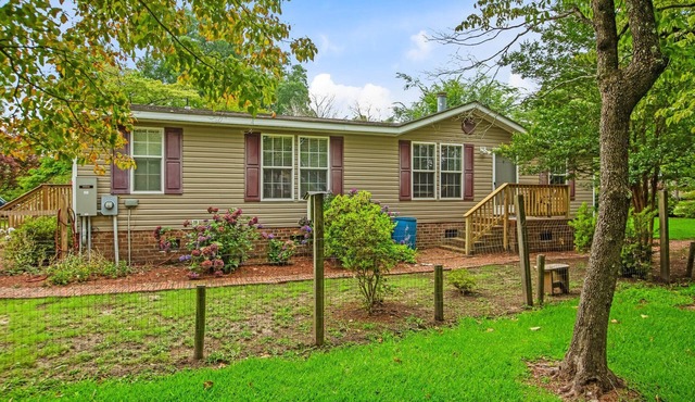 3 Bedroom Cottage walking distance to the Sound and one hour to the Outer Banks.