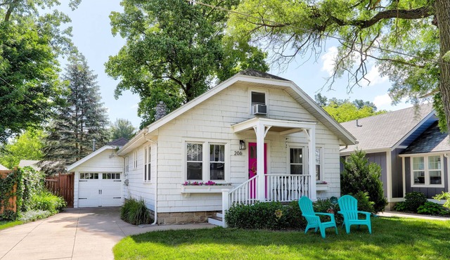3 Bedroom Cottage with Private Fenced Yard
