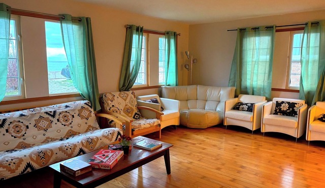 3-bedroom cottage with WiFi and AC in Dunnville