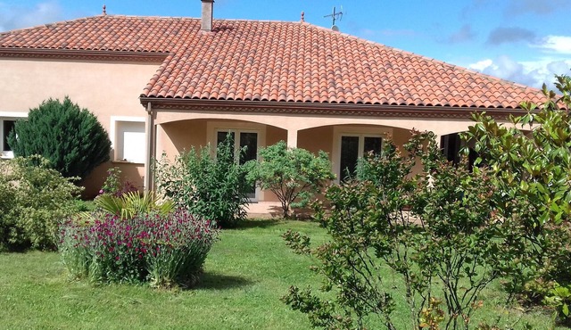 3 bedroom country house, swimming pool with fenced park