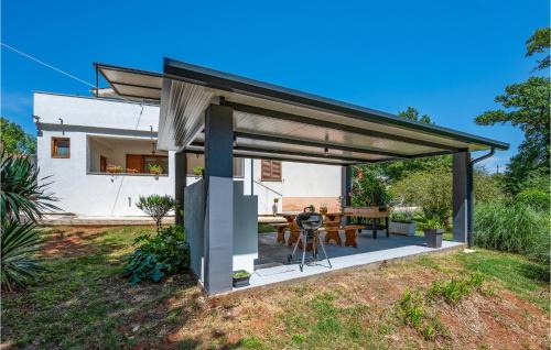 3 Bedroom Cozy Apartment In Rezanci