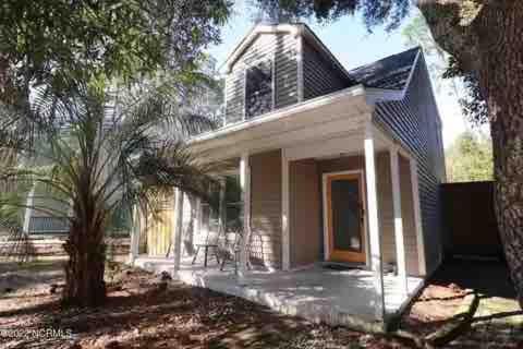 3 Bedroom Cozy Cottage with fenced in backyard and hot tub 4 miles to the beach