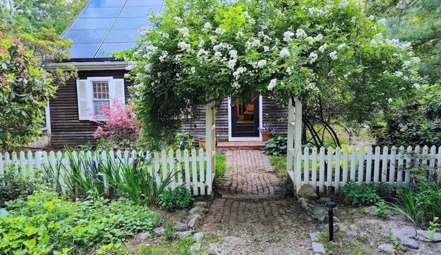 3-bedroom cozy garden retreat in Mashpee with AC, work spaces, fenced in yard