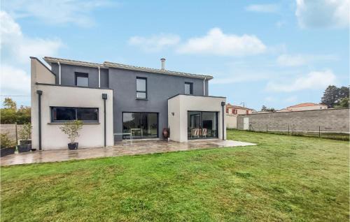 3 Bedroom Cozy Home In Vertou