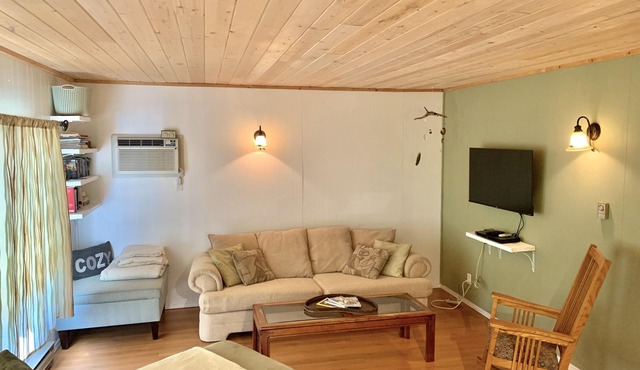 3 Bedroom Cozy/Private All Season Cabin - Near The Lake - Screened in Hot Tub