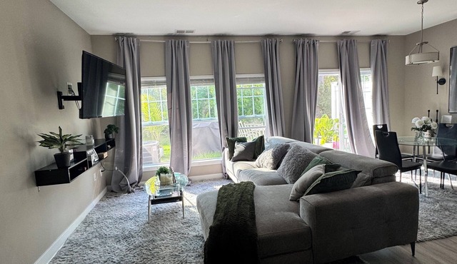 3-bedroom Cozy Suburban Escape in terrific Gates with AC, fitness room, WiFi