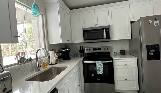 3-bedroom cozy Waterfront Canal Home- 4 miles from the beach