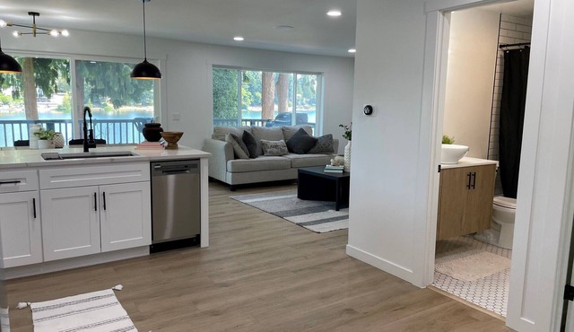 3-bedroom Cozy Waterfront Cottage