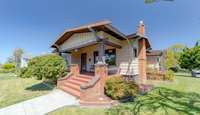 3-bedroom Craftsman home with hot tub/sauna in the Heart of Arcata