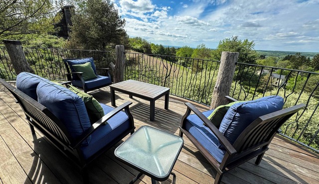 3 bedroom Custom Hilltop Getaway with Stunning Views!