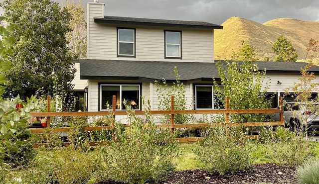 3-bedroom deluxe house on Trail Head - Hot Tub, A/C, Huge Yard, Dog Friendly