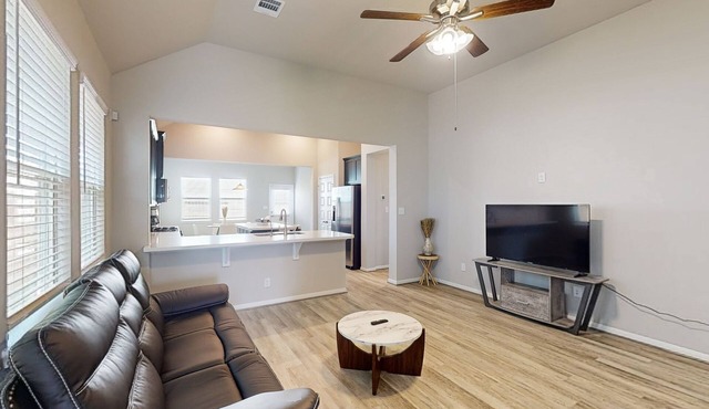 3-bedroom dog-friendly home with enclosed backyard in great location