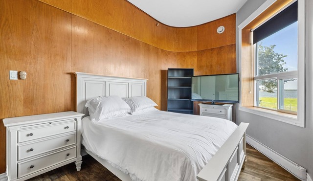 3 bedroom downtown Summerside directly on the ocean. Sleeps 6 . Walk to town