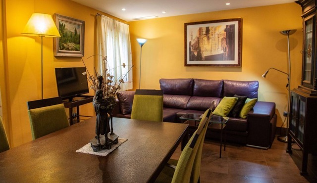 3 BEDROOM DUPLEX APARTMENT - FREE PARKING