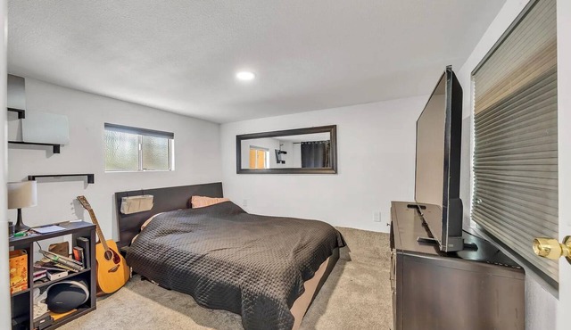 3 bedroom duplex unit walking distance from Downtown