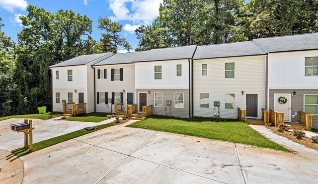 3-bedroom Elegant Escape – Near Six Flags with WiFi, AC.