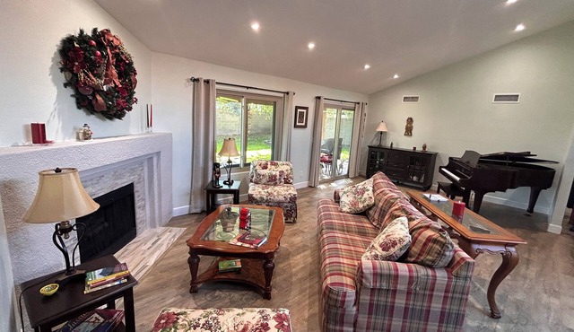 3 Bedroom Enchanting Retreat- Upscale neighborhood near shopping and dining.