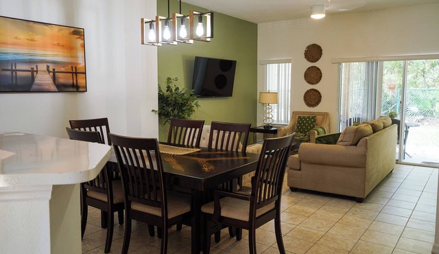 3-bedroom Enchanting Escape townhome, close to attractions!